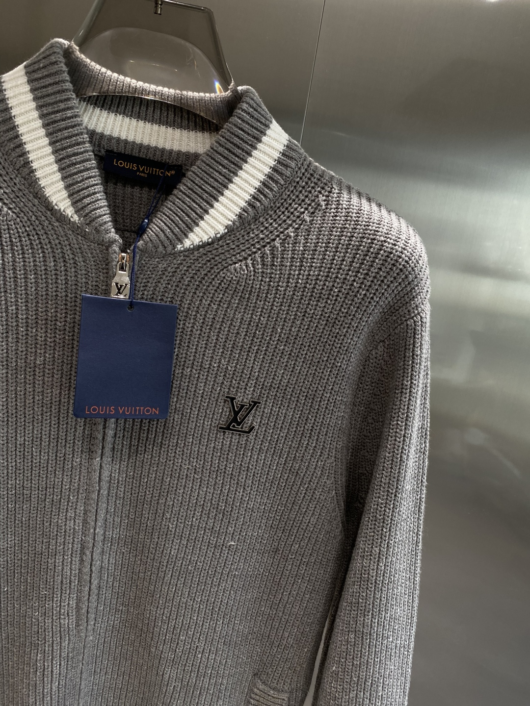 《🌾 𝙉𝙚𝙬🤍🖤驴家》2025秋冬新款绵羊毛拉链毛衣开衫，绵羊毛面料，手感柔软。 logo图案设计，贸易