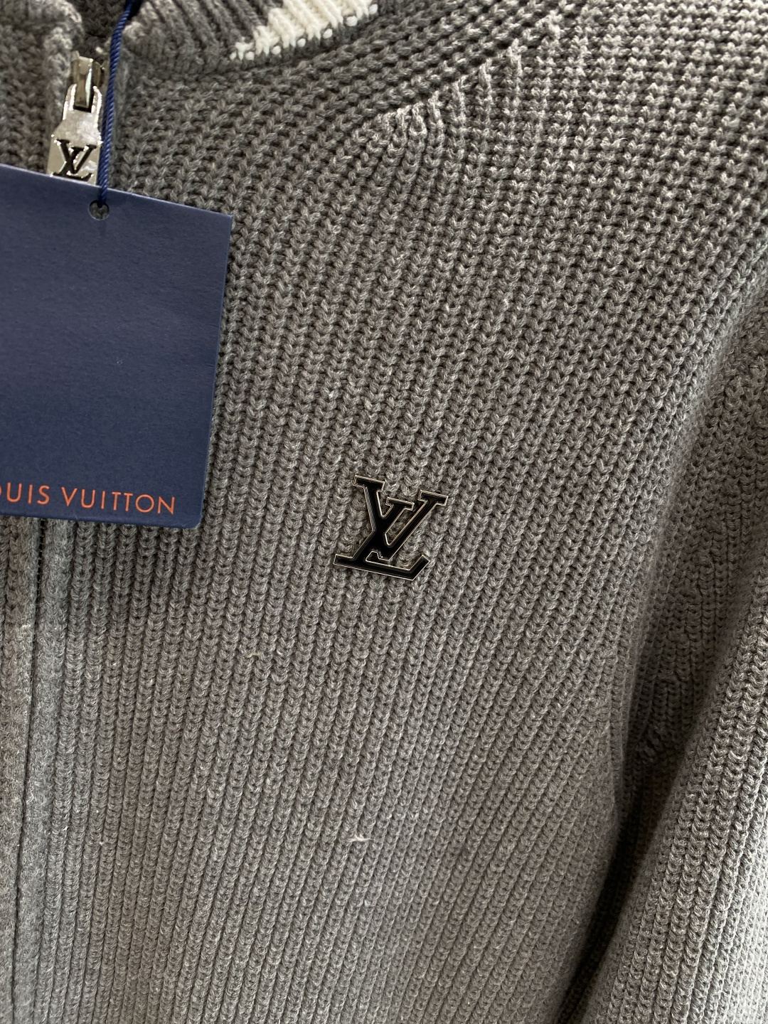 《🌾 𝙉𝙚𝙬🤍🖤驴家》2025秋冬新款绵羊毛拉链毛衣开衫，绵羊毛面料，手感柔软。 logo图案设计，贸易