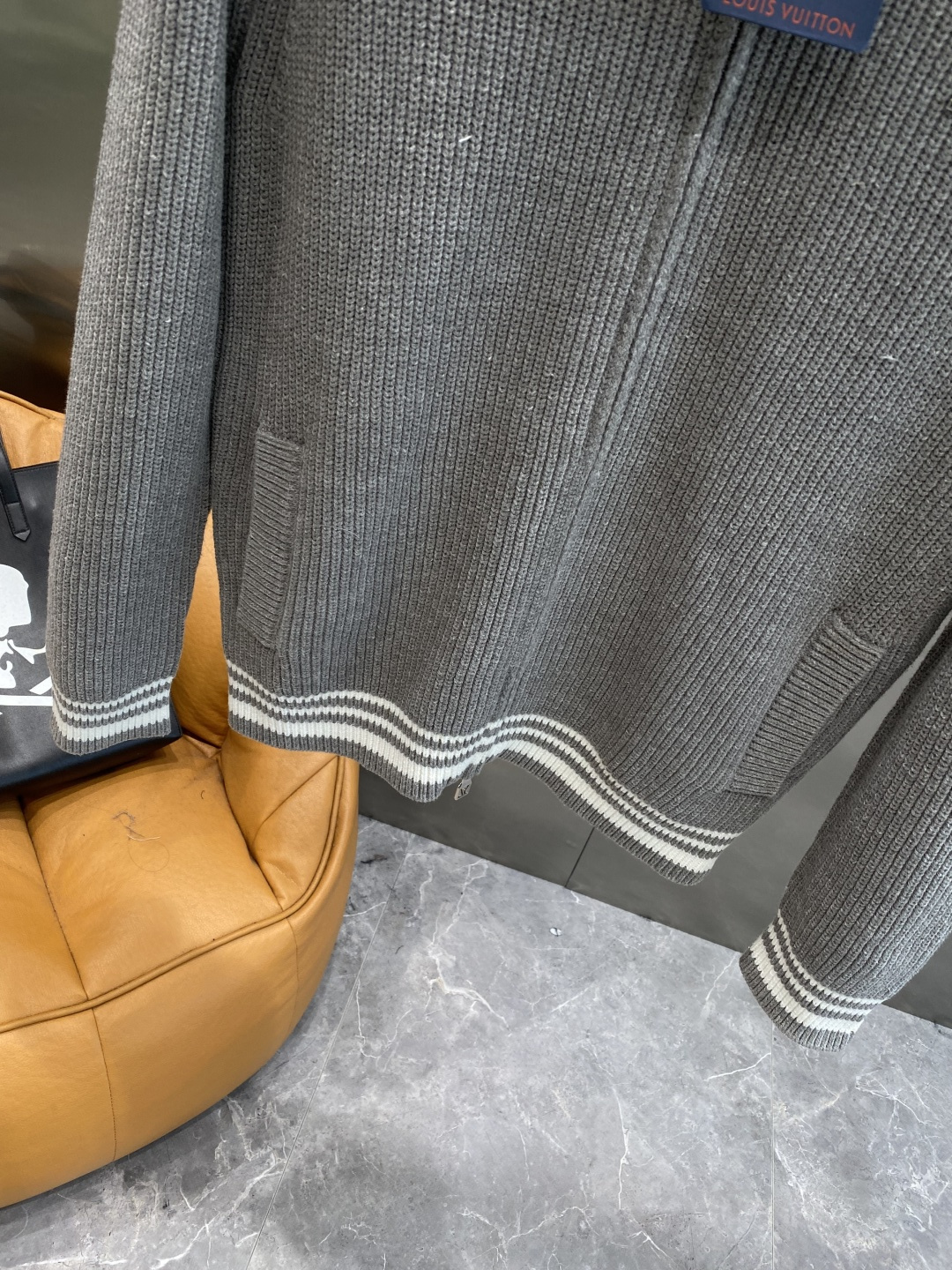 《🌾 𝙉𝙚𝙬🤍🖤驴家》2025秋冬新款绵羊毛拉链毛衣开衫，绵羊毛面料，手感柔软。 logo图案设计，贸易