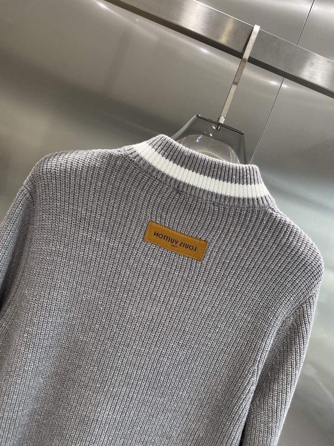 《🌾 𝙉𝙚𝙬🤍🖤驴家》2025秋冬新款绵羊毛拉链毛衣开衫，绵羊毛面料，手感柔软。 logo图案设计，贸易