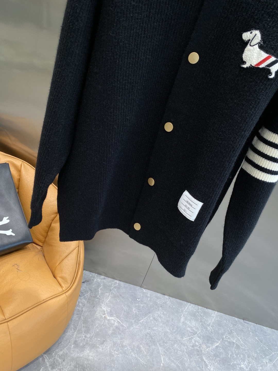 《🌾 𝙉𝙚𝙬🤍🖤TB家》2025秋冬新款男士羊毛针织开衫外套。专柜在售爆款单品，各大时尚买手明星人手一件