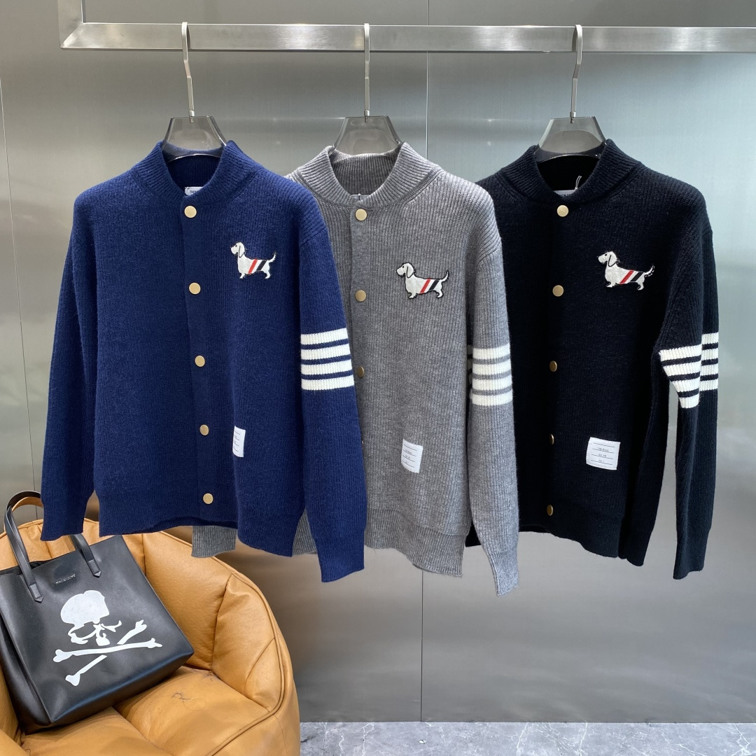 《🌾 𝙉𝙚𝙬🤍🖤TB家》2025秋冬新款男士羊毛针织开衫外套。专柜在售爆款单品，各大时尚买手明星人手一件