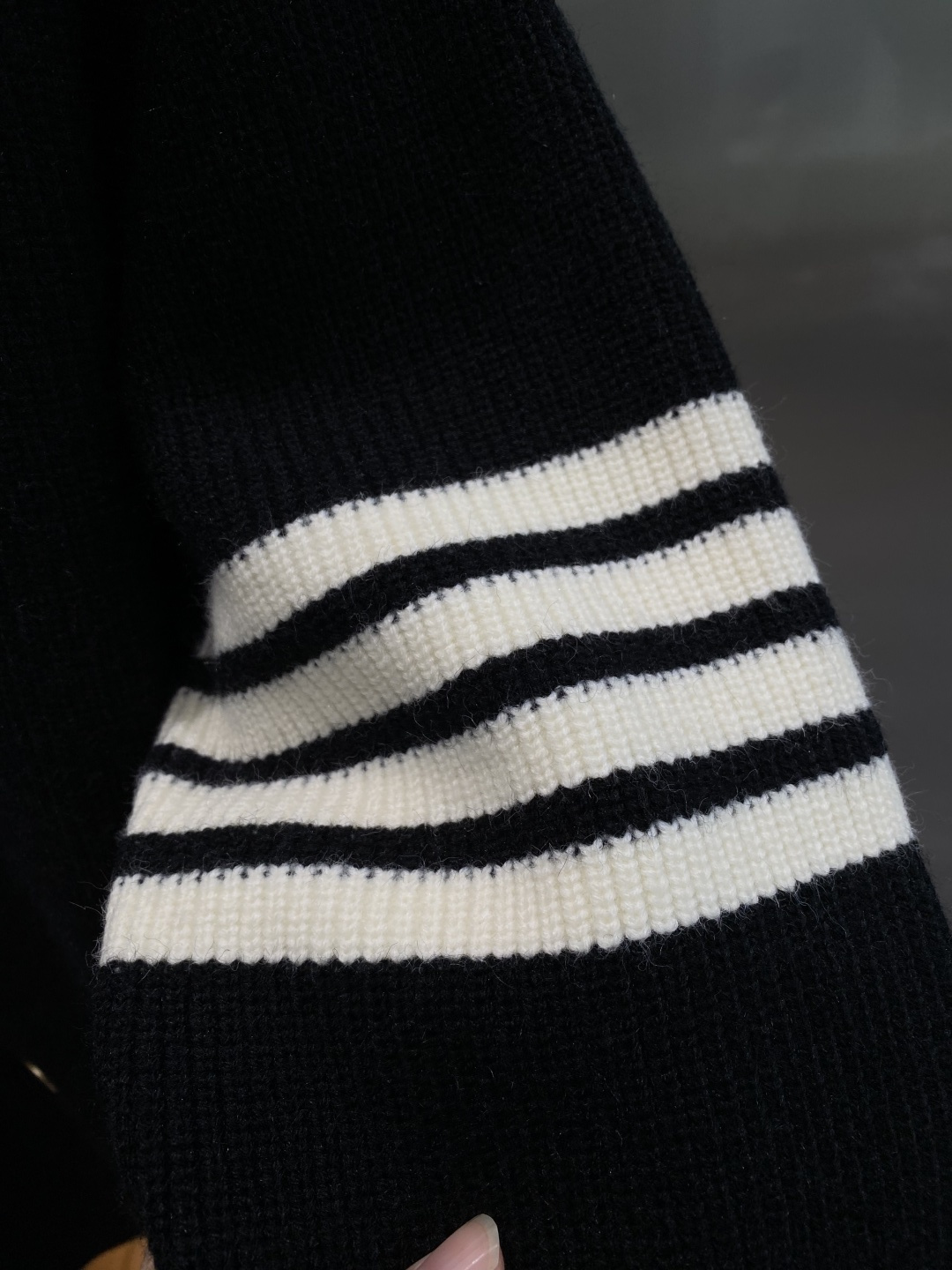 《🌾 𝙉𝙚𝙬🤍🖤TB家》2025秋冬新款男士羊毛针织开衫外套。专柜在售爆款单品，各大时尚买手明星人手一件