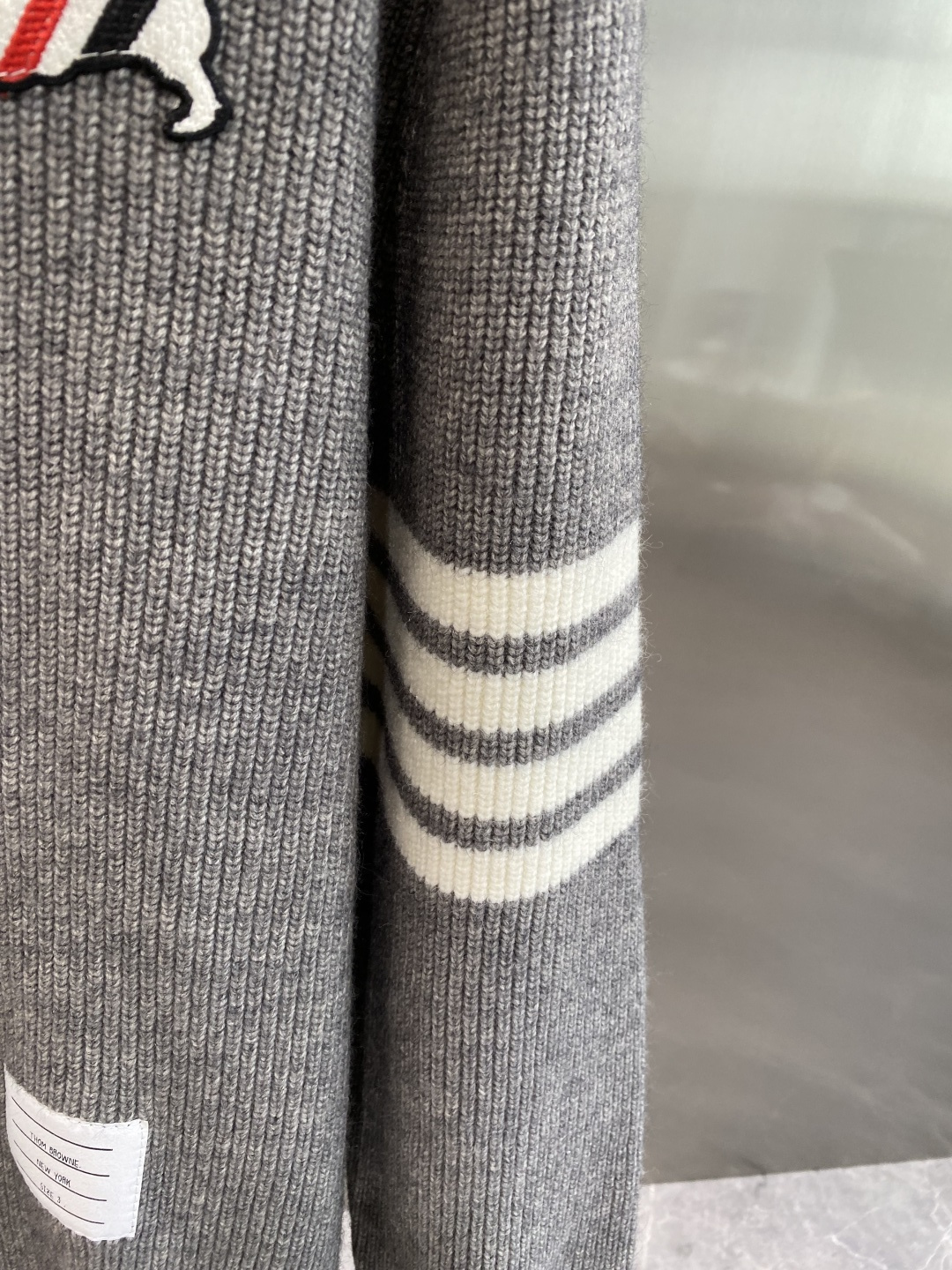 《🌾 𝙉𝙚𝙬🤍🖤TB家》2025秋冬新款男士羊毛针织开衫外套。专柜在售爆款单品，各大时尚买手明星人手一件