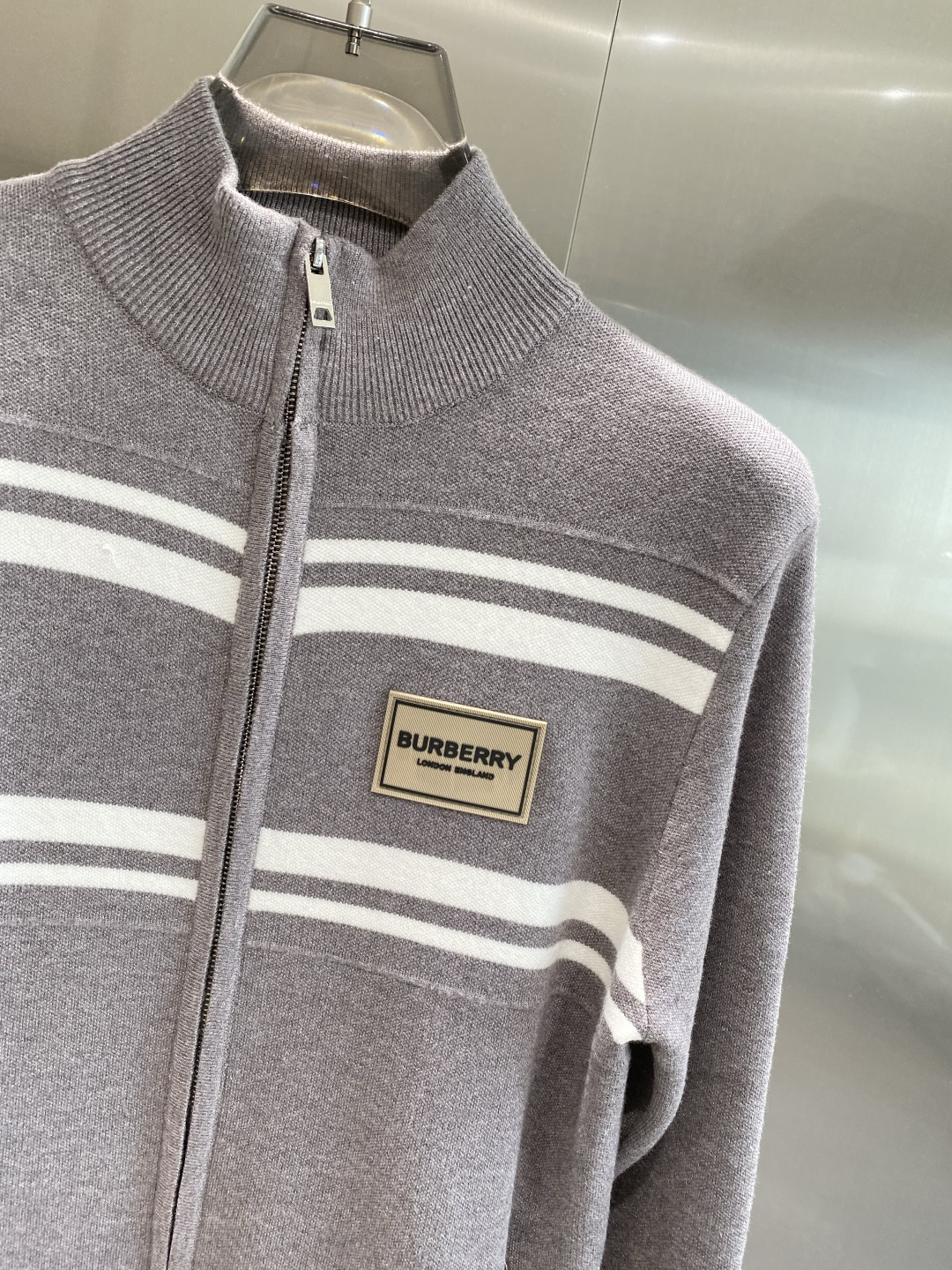 《🌾 𝙉𝙚𝙬🤍🖤巴家》2025秋冬新款男士羊毛针织开衫外套。专柜在售爆款单品，各大时尚买手明星人手一件的