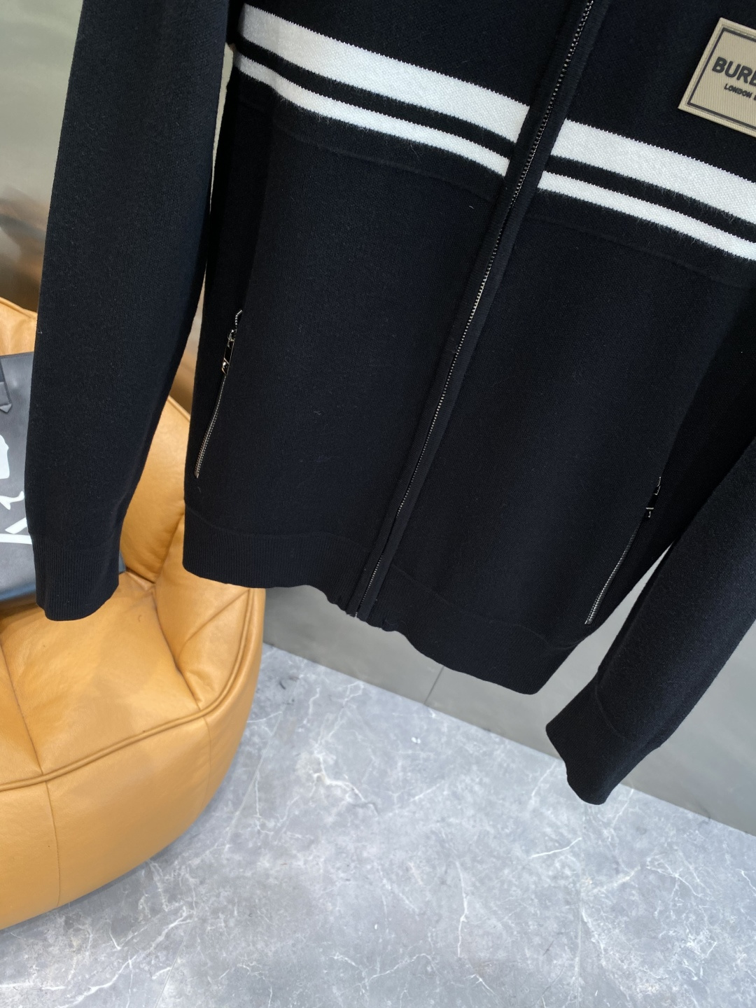 《🌾 𝙉𝙚𝙬🤍🖤巴家》2025秋冬新款男士羊毛针织开衫外套。专柜在售爆款单品，各大时尚买手明星人手一件的