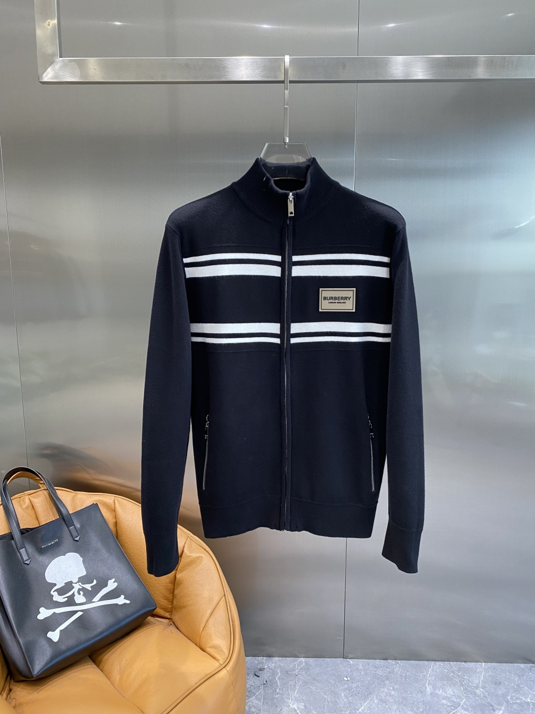 《🌾 𝙉𝙚𝙬🤍🖤巴家》2025秋冬新款男士羊毛针织开衫外套。专柜在售爆款单品，各大时尚买手明星人手一件的