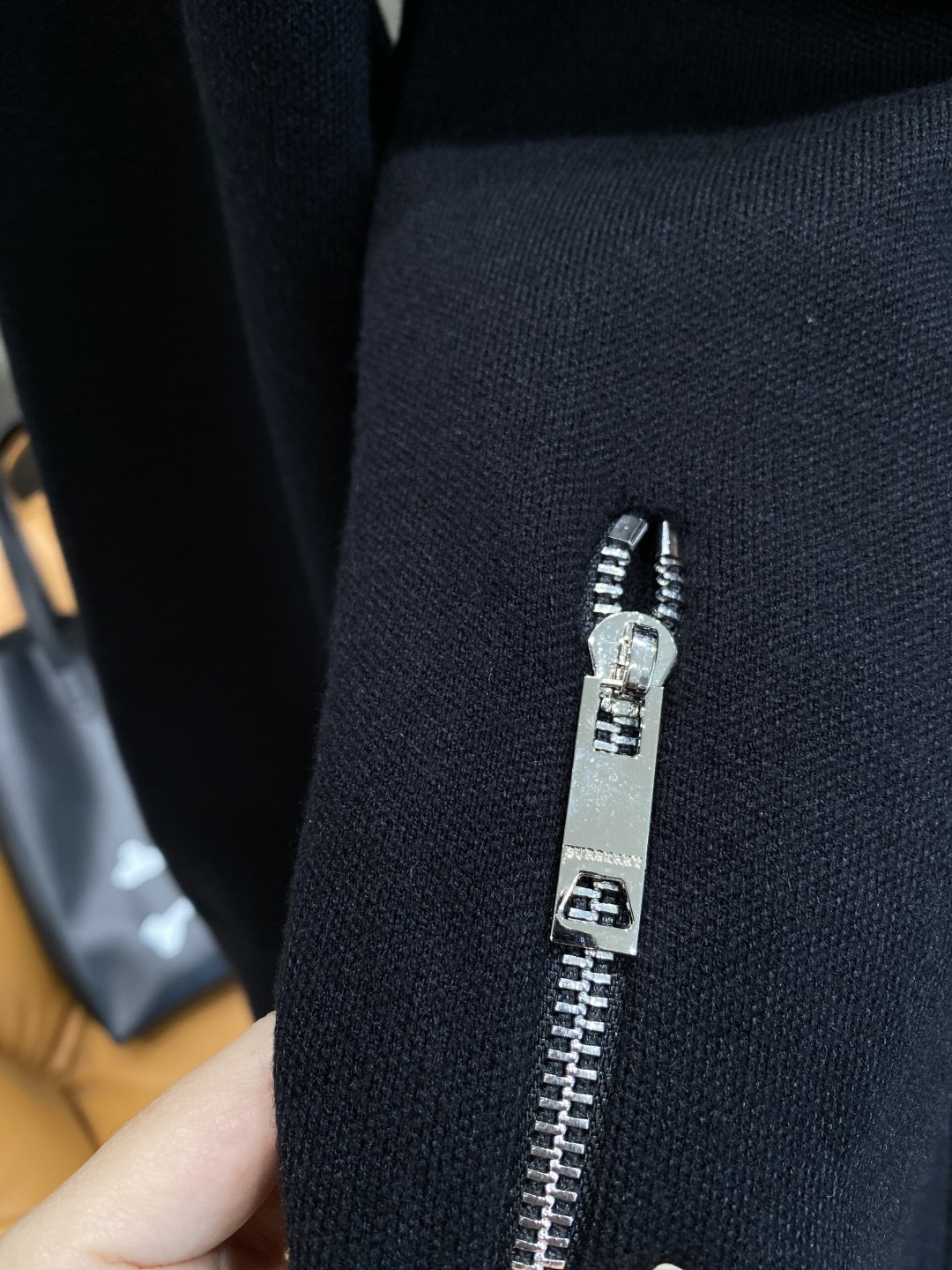 《🌾 𝙉𝙚𝙬🤍🖤巴家》2025秋冬新款男士羊毛针织开衫外套。专柜在售爆款单品，各大时尚买手明星人手一件的