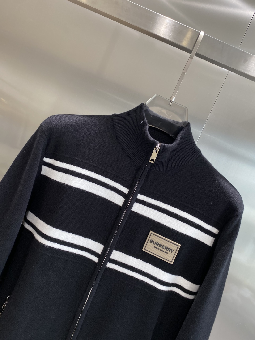 《🌾 𝙉𝙚𝙬🤍🖤巴家》2025秋冬新款男士羊毛针织开衫外套。专柜在售爆款单品，各大时尚买手明星人手一件的