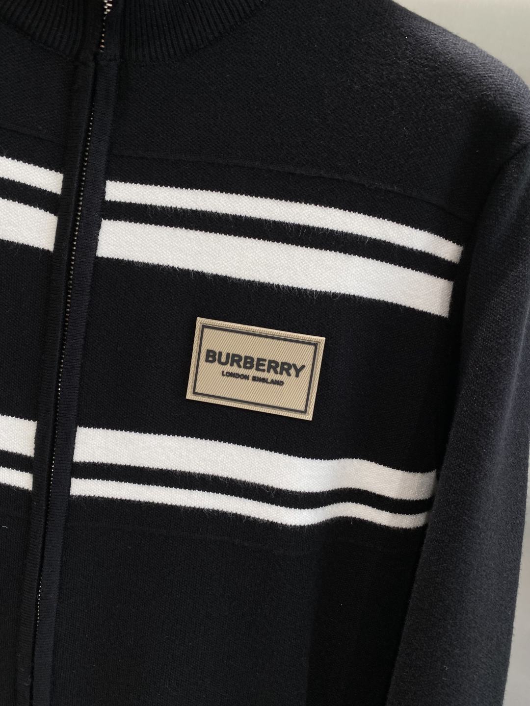 《🌾 𝙉𝙚𝙬🤍🖤巴家》2025秋冬新款男士羊毛针织开衫外套。专柜在售爆款单品，各大时尚买手明星人手一件的