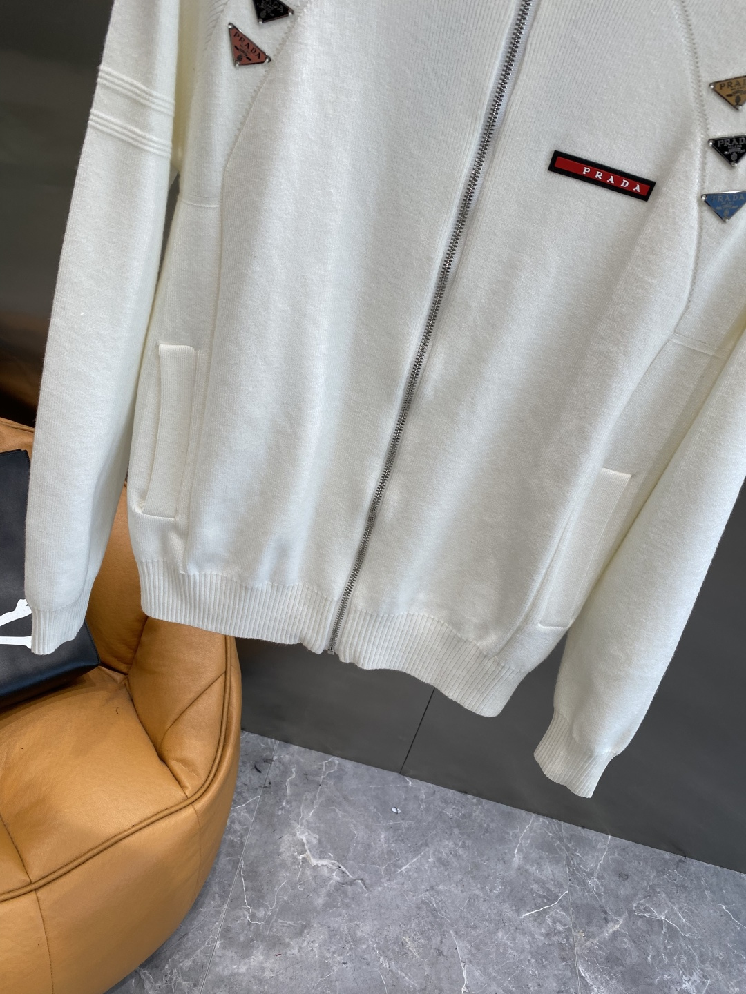 《🌾 𝙉𝙚𝙬🤍🖤普家》25ss秋冬 最新最顶级开衫羊毛针织衫开衫毛衣，精致配色融合新款潮开衫，最顶级的品