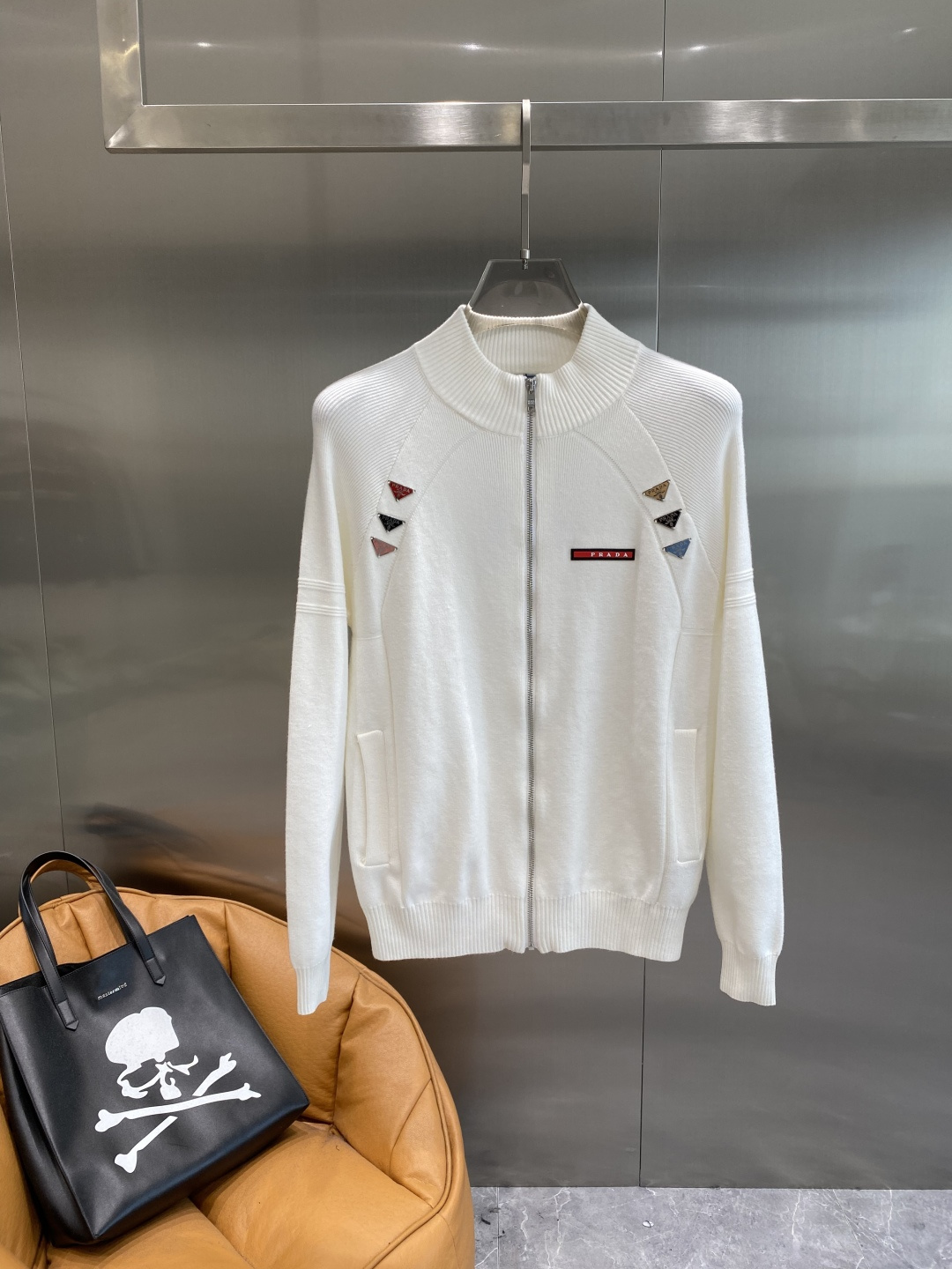 《🌾 𝙉𝙚𝙬🤍🖤普家》25ss秋冬 最新最顶级开衫羊毛针织衫开衫毛衣，精致配色融合新款潮开衫，最顶级的品