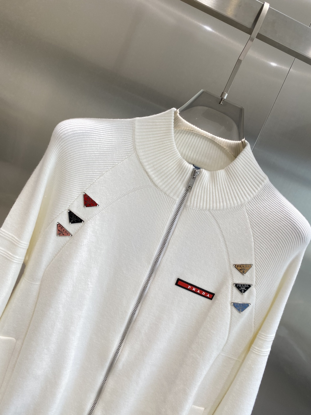 《🌾 𝙉𝙚𝙬🤍🖤普家》25ss秋冬 最新最顶级开衫羊毛针织衫开衫毛衣，精致配色融合新款潮开衫，最顶级的品