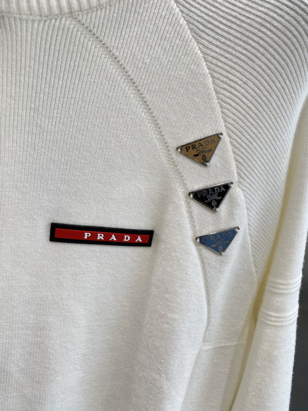 《🌾 𝙉𝙚𝙬🤍🖤普家》25ss秋冬 最新最顶级开衫羊毛针织衫开衫毛衣，精致配色融合新款潮开衫，最顶级的品