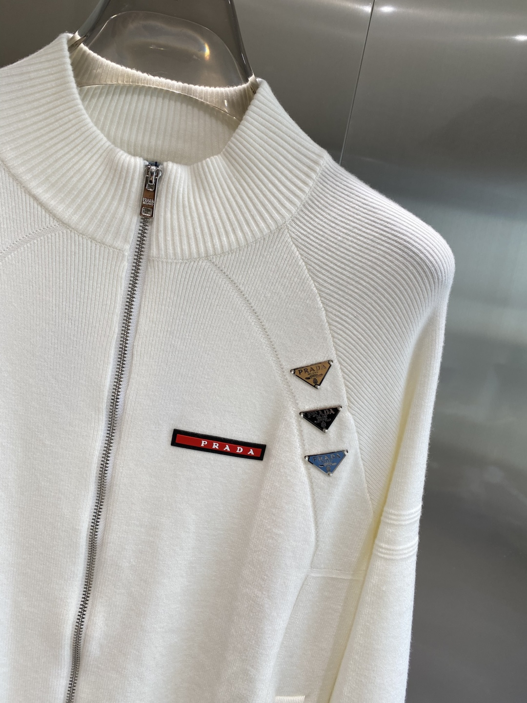 《🌾 𝙉𝙚𝙬🤍🖤普家》25ss秋冬 最新最顶级开衫羊毛针织衫开衫毛衣，精致配色融合新款潮开衫，最顶级的品