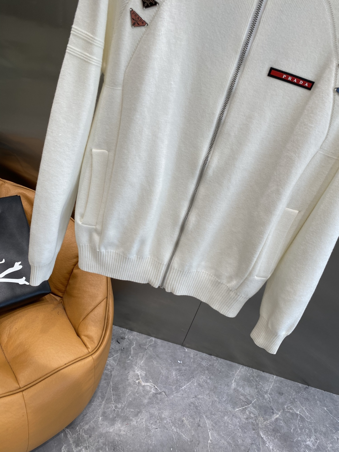 《🌾 𝙉𝙚𝙬🤍🖤普家》25ss秋冬 最新最顶级开衫羊毛针织衫开衫毛衣，精致配色融合新款潮开衫，最顶级的品