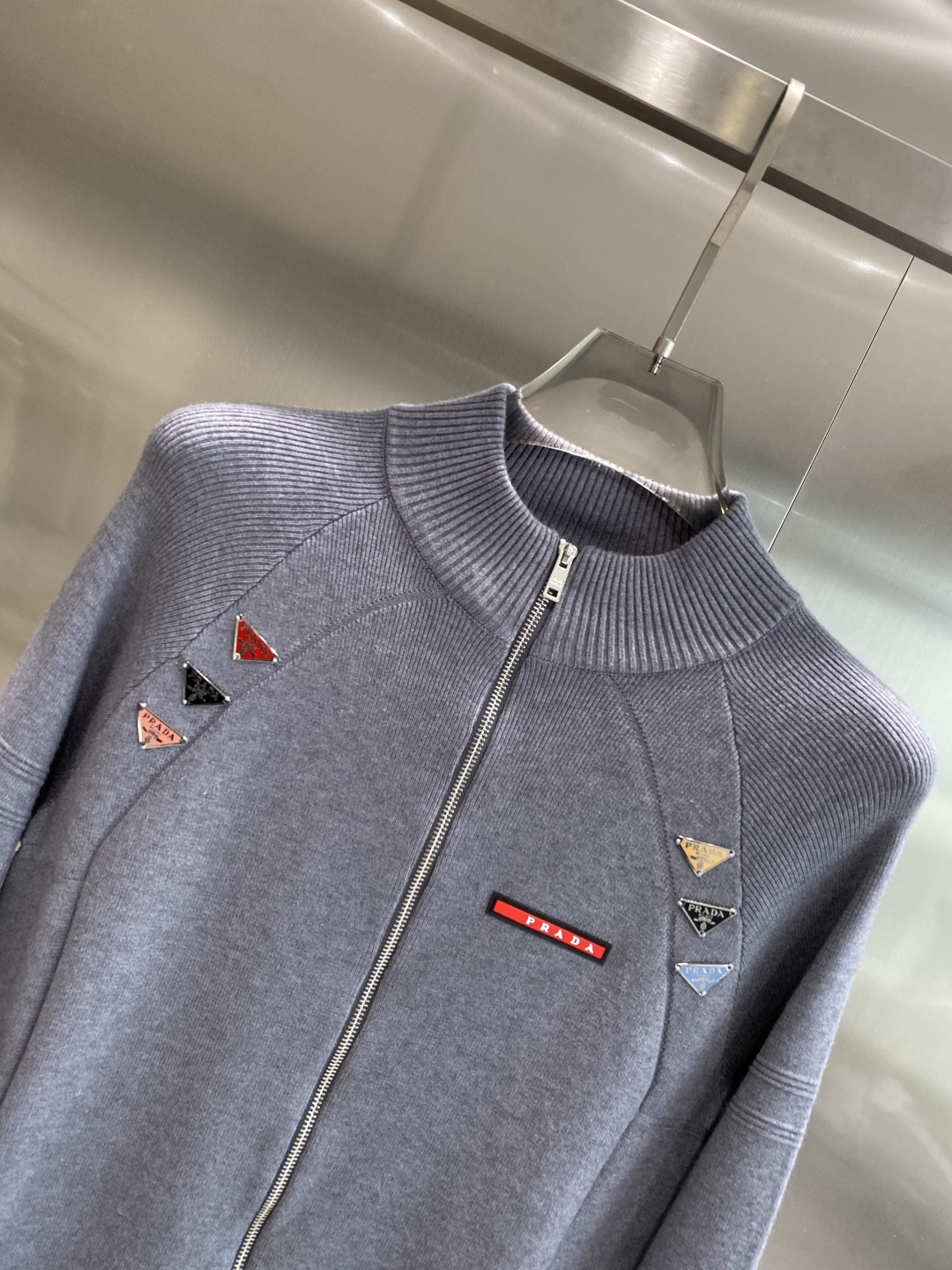 《🌾 𝙉𝙚𝙬🤍🖤普家》25ss秋冬 最新最顶级开衫羊毛针织衫开衫毛衣，精致配色融合新款潮开衫，最顶级的品