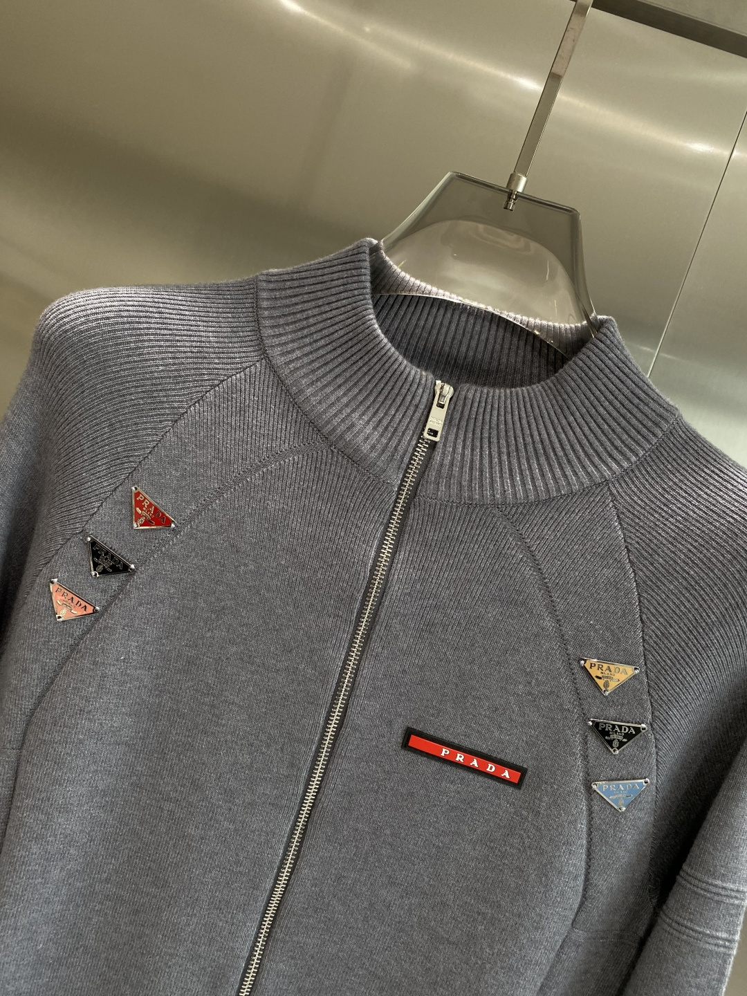 《🌾 𝙉𝙚𝙬🤍🖤普家》25ss秋冬 最新最顶级开衫羊毛针织衫开衫毛衣，精致配色融合新款潮开衫，最顶级的品