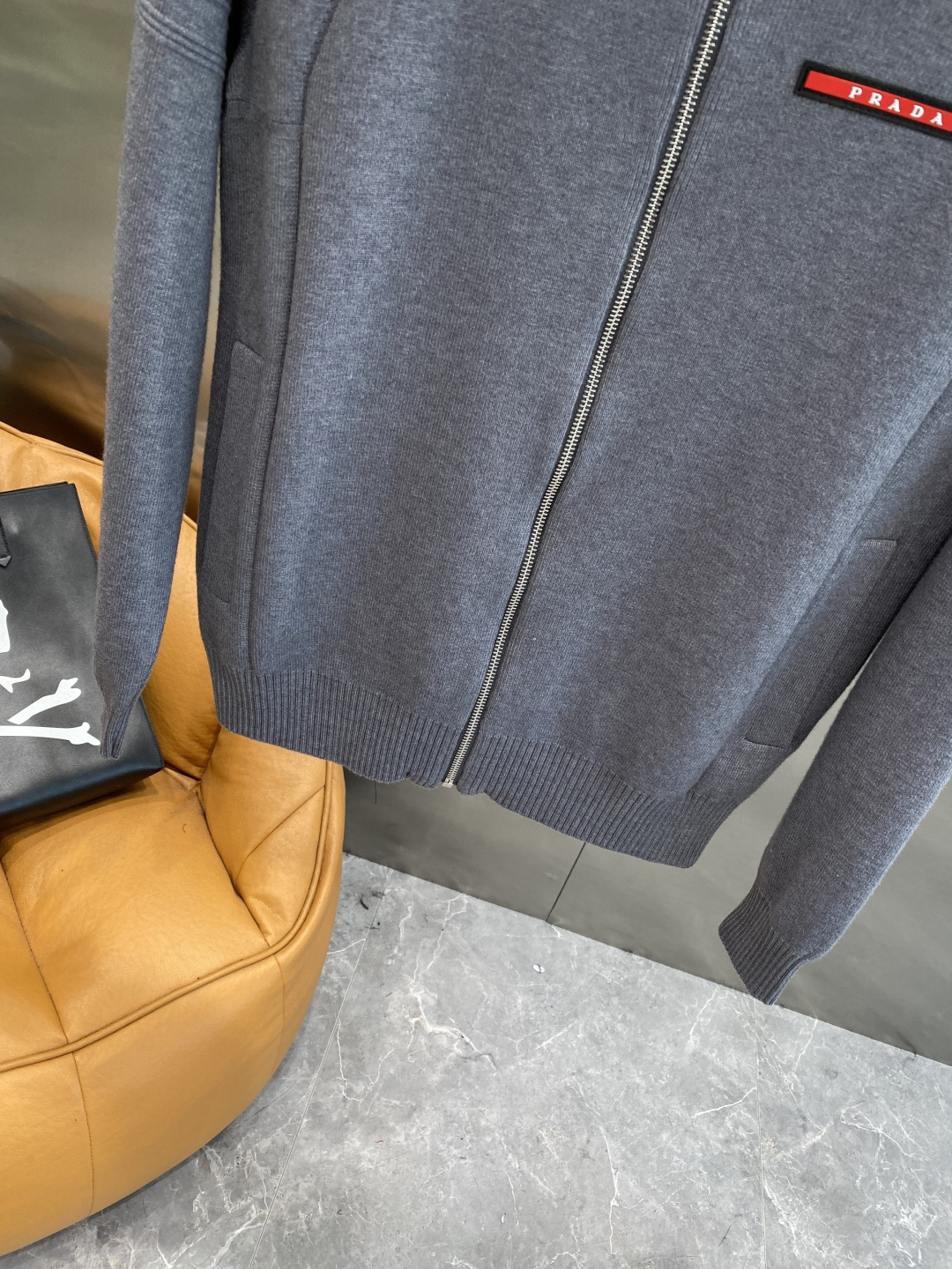 《🌾 𝙉𝙚𝙬🤍🖤普家》25ss秋冬 最新最顶级开衫羊毛针织衫开衫毛衣，精致配色融合新款潮开衫，最顶级的品