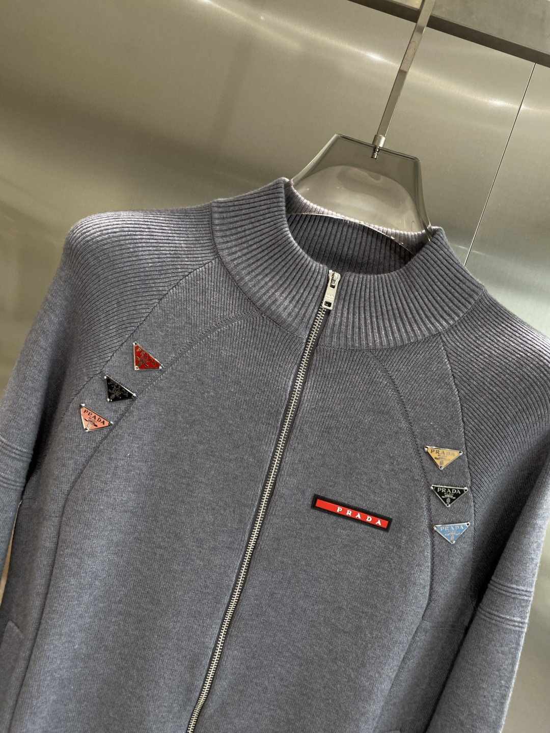 《🌾 𝙉𝙚𝙬🤍🖤普家》25ss秋冬 最新最顶级开衫羊毛针织衫开衫毛衣，精致配色融合新款潮开衫，最顶级的品