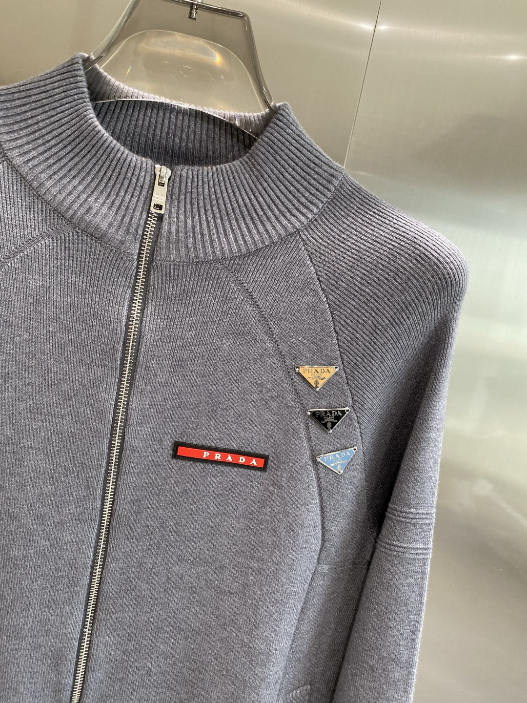 《🌾 𝙉𝙚𝙬🤍🖤普家》25ss秋冬 最新最顶级开衫羊毛针织衫开衫毛衣，精致配色融合新款潮开衫，最顶级的品