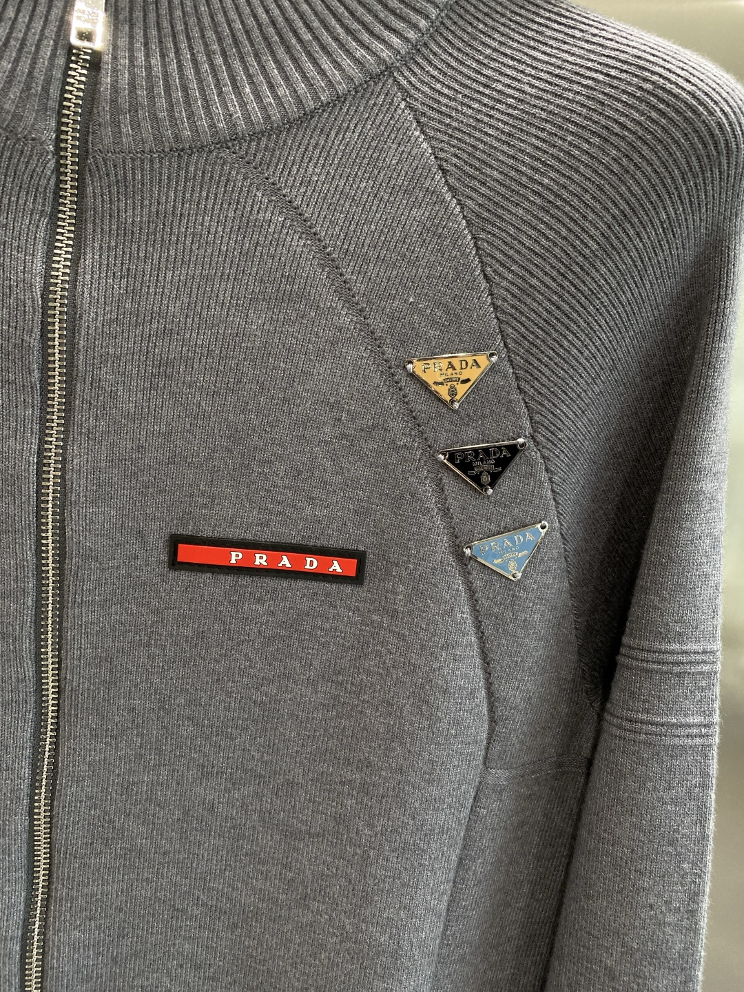 《🌾 𝙉𝙚𝙬🤍🖤普家》25ss秋冬 最新最顶级开衫羊毛针织衫开衫毛衣，精致配色融合新款潮开衫，最顶级的品