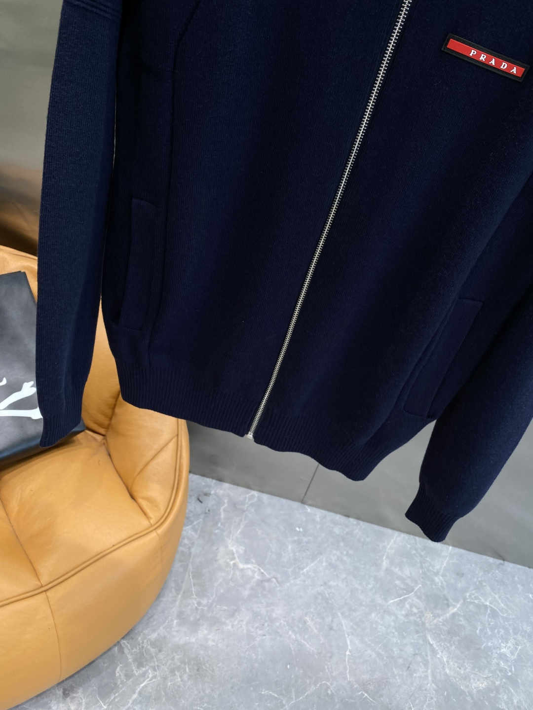 《🌾 𝙉𝙚𝙬🤍🖤普家》25ss秋冬 最新最顶级开衫羊毛针织衫开衫毛衣，精致配色融合新款潮开衫，最顶级的品