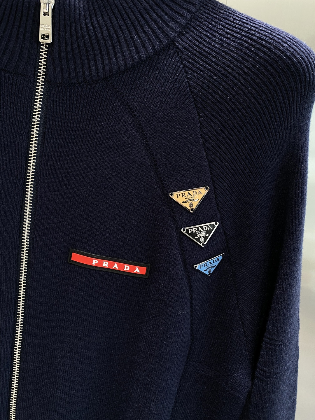 《🌾 𝙉𝙚𝙬🤍🖤普家》25ss秋冬 最新最顶级开衫羊毛针织衫开衫毛衣，精致配色融合新款潮开衫，最顶级的品