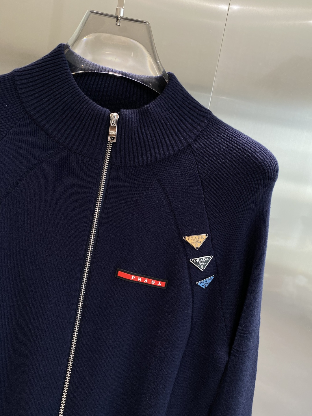 《🌾 𝙉𝙚𝙬🤍🖤普家》25ss秋冬 最新最顶级开衫羊毛针织衫开衫毛衣，精致配色融合新款潮开衫，最顶级的品