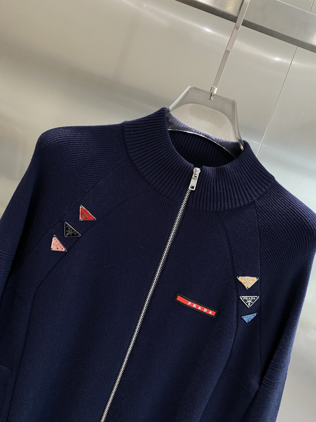 《🌾 𝙉𝙚𝙬🤍🖤普家》25ss秋冬 最新最顶级开衫羊毛针织衫开衫毛衣，精致配色融合新款潮开衫，最顶级的品