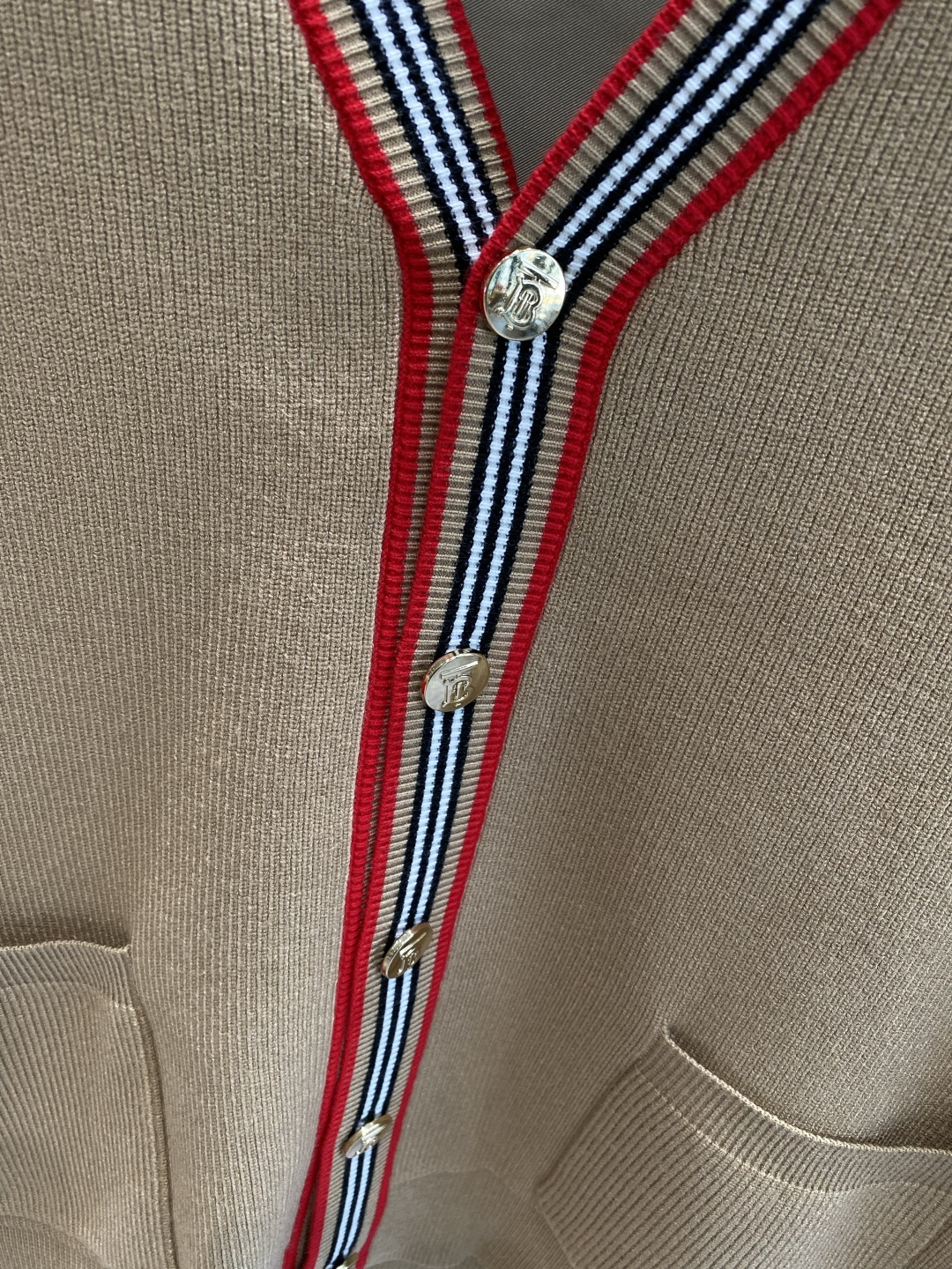 《🌾 𝙉𝙚𝙬🤍🖤巴家》25ss秋冬 最新最顶级开衫羊毛针织衫开衫毛衣，精致配色融合新款潮开衫，最顶级的品