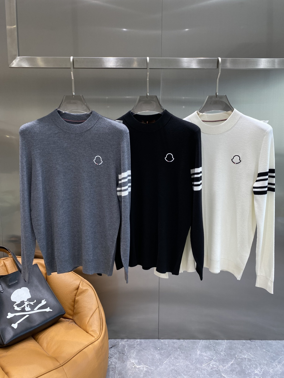 NO:703813,'Mengjia' Autumn and winter classic men's knitted long-sleeved round neck pullover sweater. This sweater pays tribute to the classic pattern. It is carefully made of cotton jersey fabric with details to create a contrasting effect. It is elegant and distinctive and can be paired with jeans. Sizes M-3XL, jeans, sweaters,19860909《蒙家》 秋冬经典男士针织长袖圆领套头毛衣 这款针织衫向经典图案致敬.采用棉质平纹针织面料精心制作,细节,打造对比鲜明的效果.优雅而富有特色,可搭配牛仔裤.尺码M-3XL隔天,,jeans,sweaters,,Men's clothing