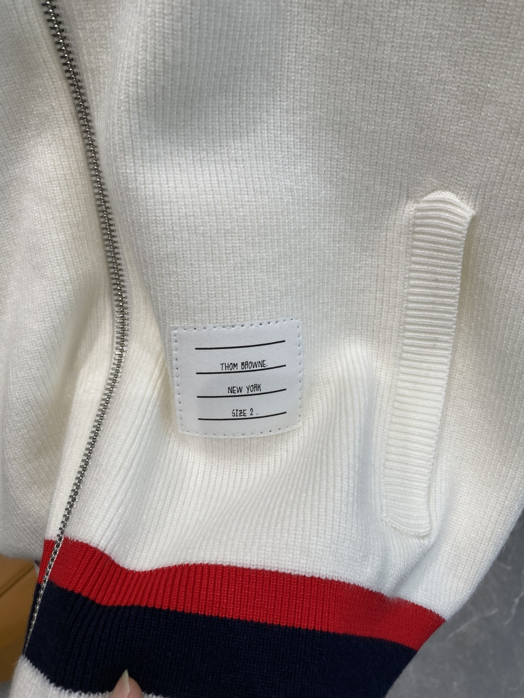 《🌾 𝙉𝙚𝙬🤍🖤TB家》2025秋冬新款男士羊毛针织开衫外套。专柜在售爆款单品，各大时尚买手明星人手一件