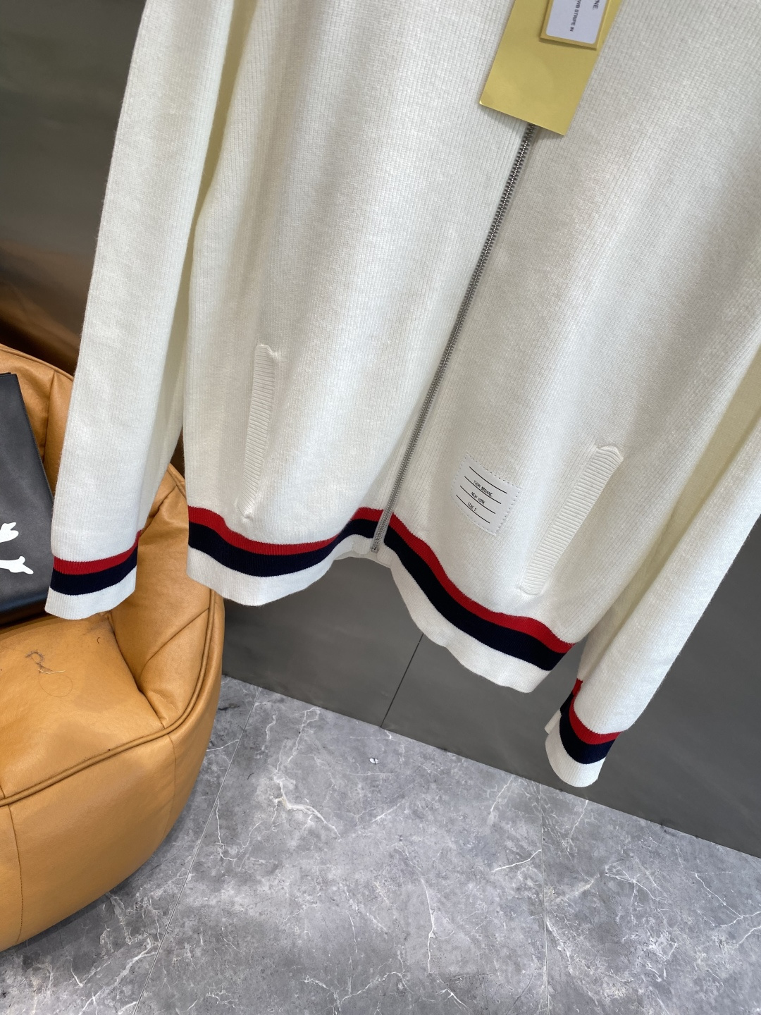 《🌾 𝙉𝙚𝙬🤍🖤TB家》2025秋冬新款男士羊毛针织开衫外套。专柜在售爆款单品，各大时尚买手明星人手一件