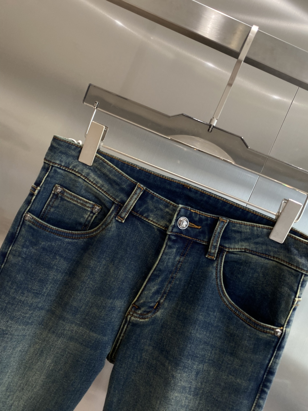 《𝙉𝙚𝙬🤍🖤范家》2025最新品牛仔裤 专柜热销款 品味与价值共享 身穿着非常舒适 低调不失奢华 穿出去