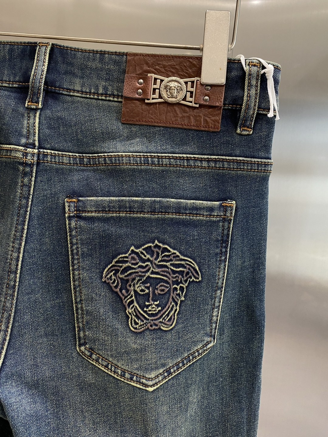 《𝙉𝙚𝙬🤍🖤范家》2025最新品牛仔裤 专柜热销款 品味与价值共享 身穿着非常舒适 低调不失奢华 穿出去