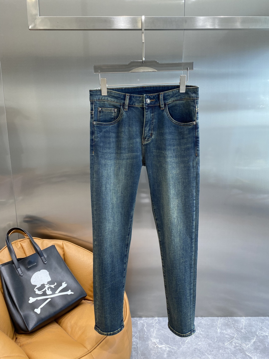 《𝙉𝙚𝙬🤍🖤范家》2025最新品牛仔裤 专柜热销款 品味与价值共享 身穿着非常舒适 低调不失奢华 穿出去