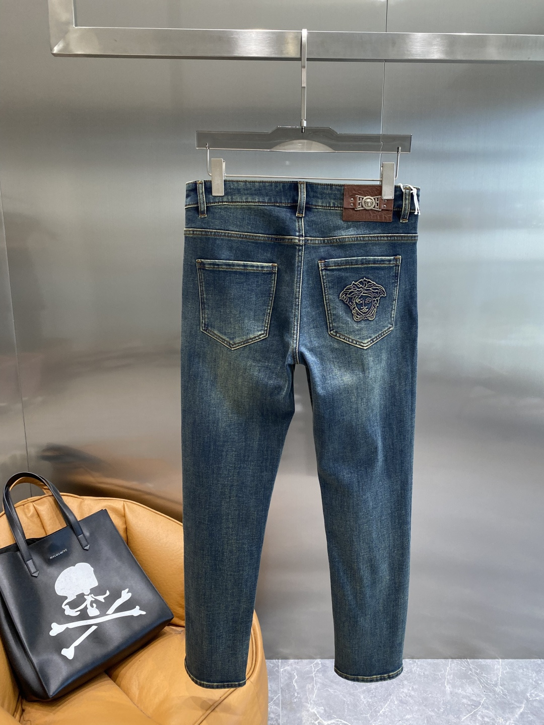 《𝙉𝙚𝙬🤍🖤范家》2025最新品牛仔裤 专柜热销款 品味与价值共享 身穿着非常舒适 低调不失奢华 穿出去