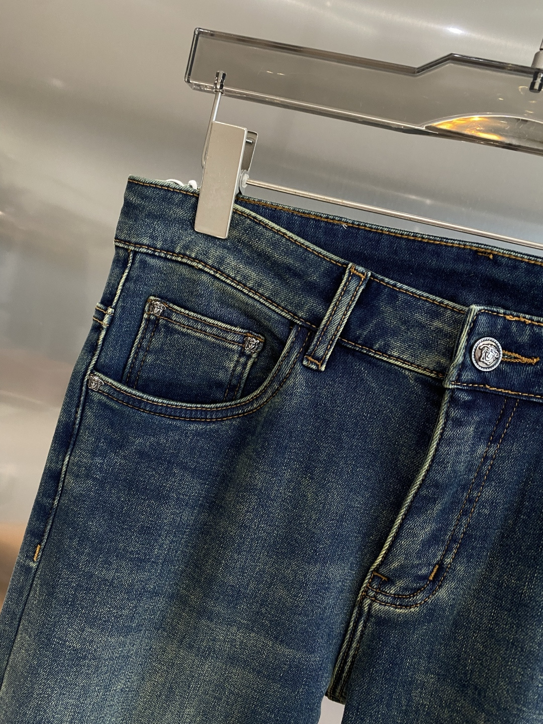 《𝙉𝙚𝙬🤍🖤范家》2025最新品牛仔裤 专柜热销款 品味与价值共享 身穿着非常舒适 低调不失奢华 穿出去