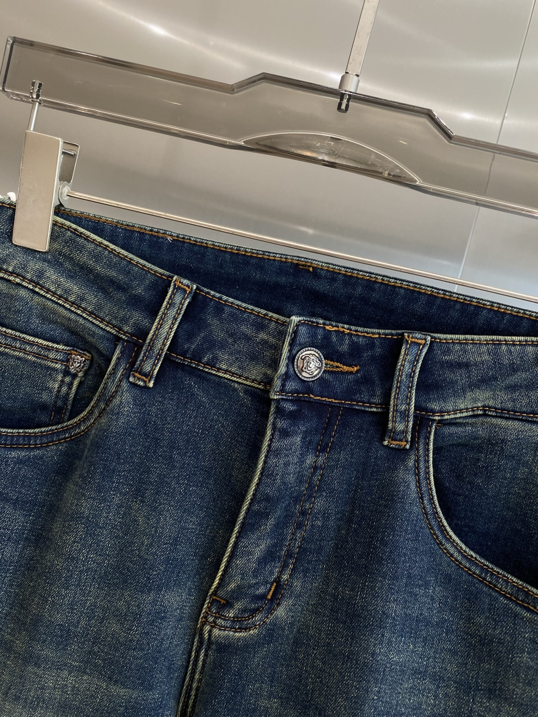 《𝙉𝙚𝙬🤍🖤范家》2025最新品牛仔裤 专柜热销款 品味与价值共享 身穿着非常舒适 低调不失奢华 穿出去