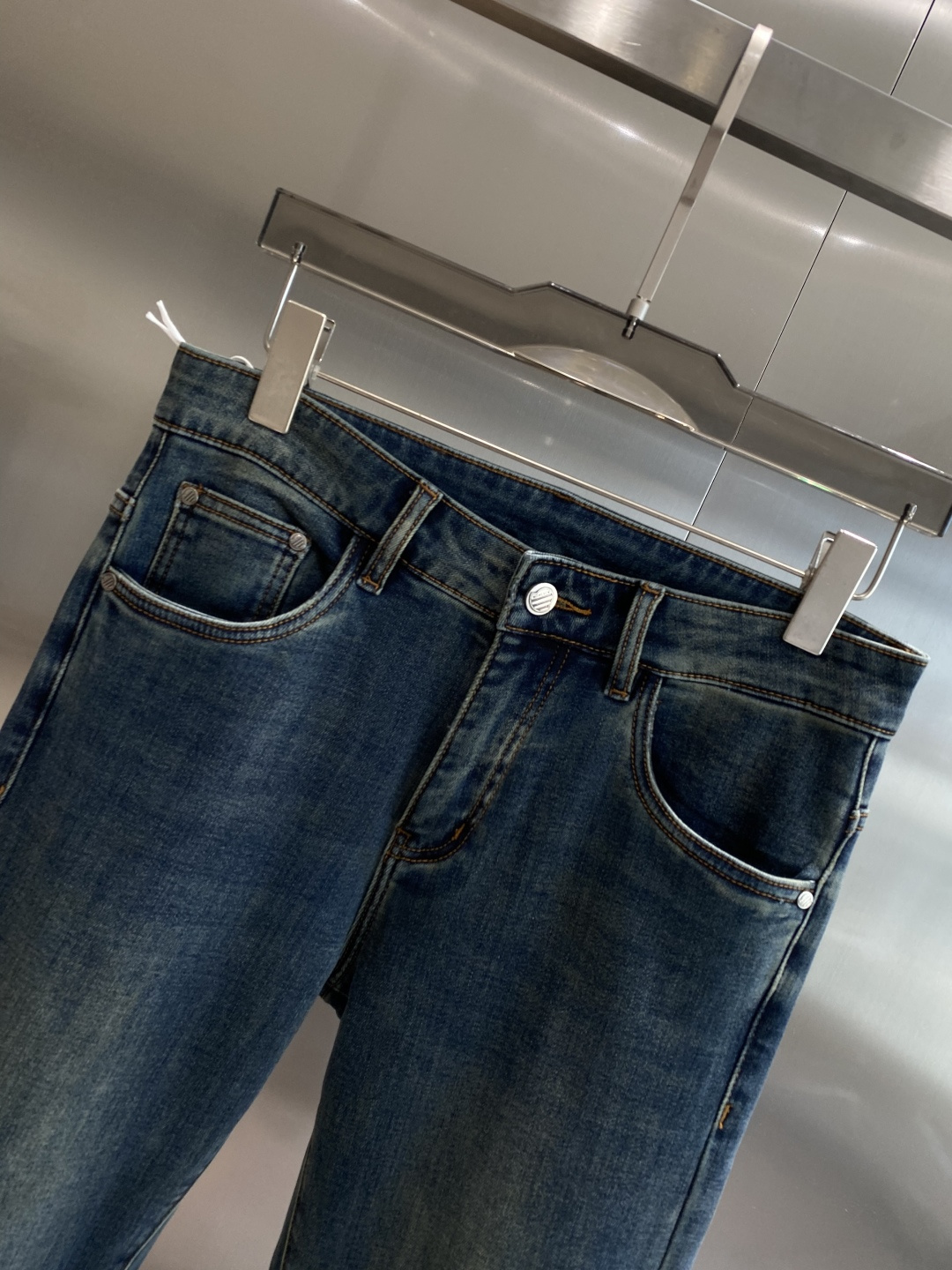 《𝙉𝙚𝙬🤍🖤蒙家》25ss秋冬牛仔 超级有范儿的一款牛仔裤，定制原版水洗牛仔面料，独特设计，顶级工艺字母