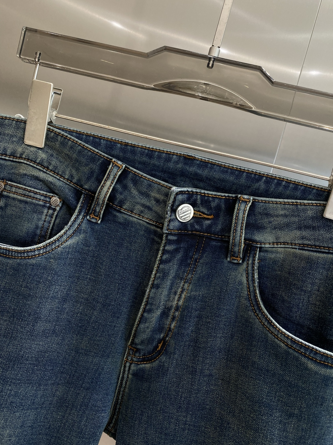 《𝙉𝙚𝙬🤍🖤蒙家》25ss秋冬牛仔 超级有范儿的一款牛仔裤，定制原版水洗牛仔面料，独特设计，顶级工艺字母