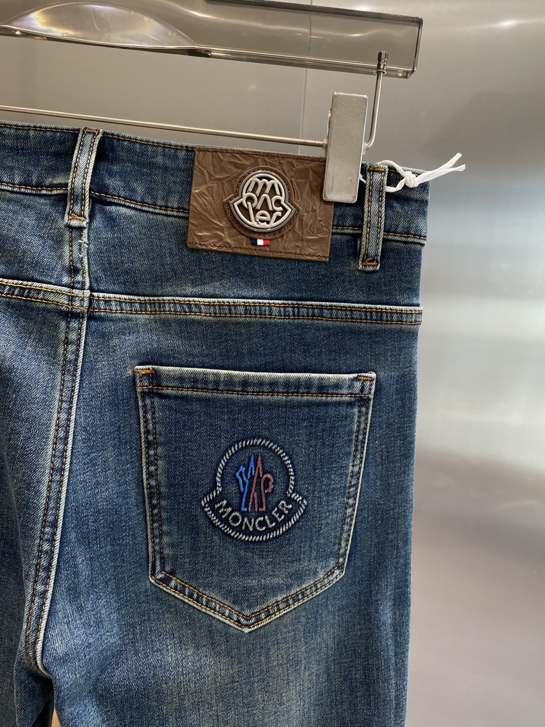 《𝙉𝙚𝙬🤍🖤蒙家》25ss秋冬牛仔 超级有范儿的一款牛仔裤，定制原版水洗牛仔面料，独特设计，顶级工艺字母