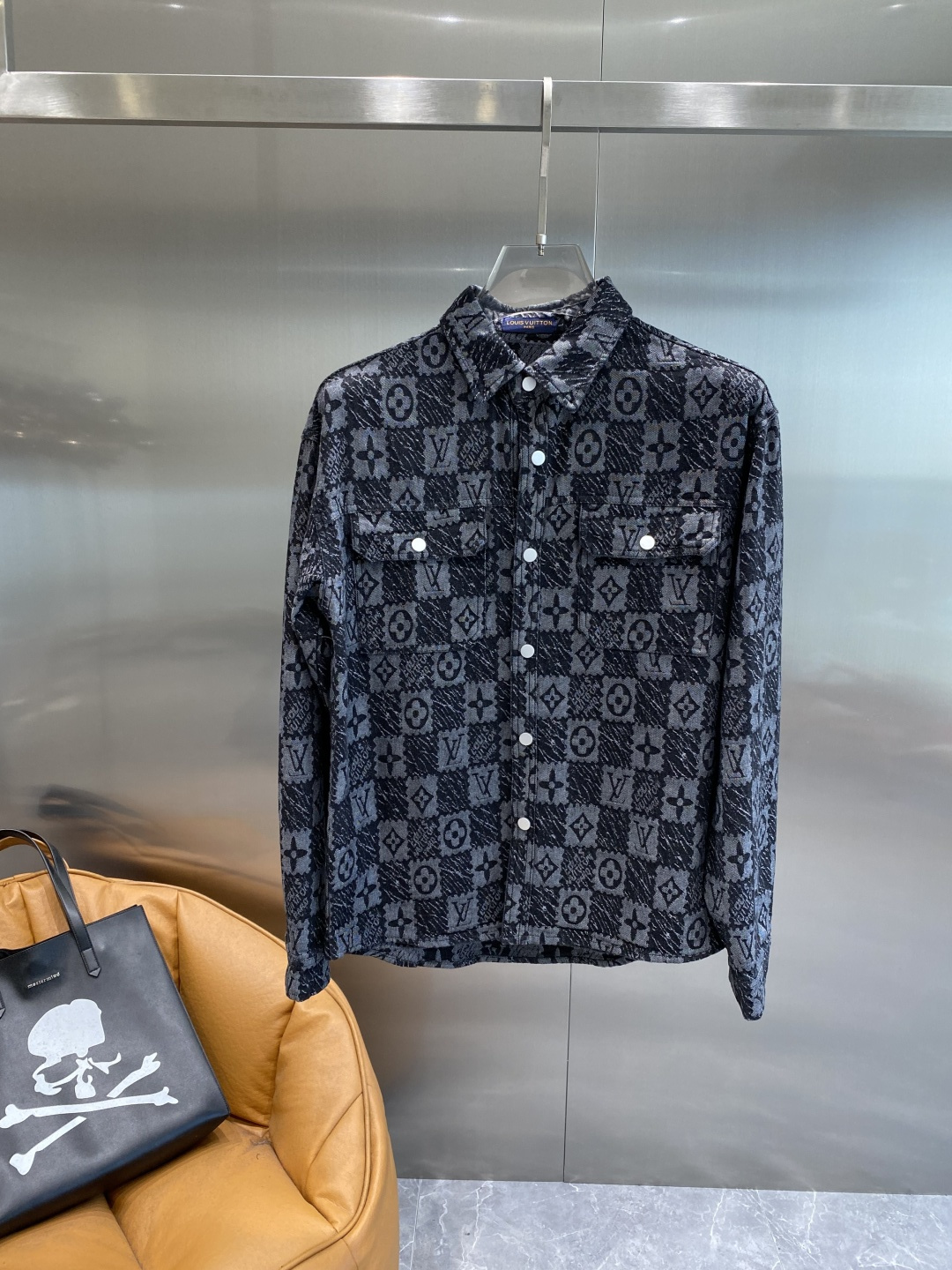 NO:910928,'Donkey Family' LV denim jacket, a new fashionable look of classic presbyopia. The classic presbyopia pattern is printed all over, retro and fashionable, instantly enhancing the recognition of the overall look. The lapel design is neat and stylish, and the double pockets are practical and beautiful. The buttons are full of texture and the details show quality. M-3XL,, louis vuitton, louis vuitton, louis vuitton, jackets & coats,19860909《驴家》 LV 牛仔外套,经典老花的时尚新姿 满印的经典老花图案,复古又时尚,瞬间提升整体造型的辨识度.翻领设计利落有型,双口袋实用又美观.纽扣质感十足,细节处尽显品质.M-3XL,,louis vuitton,louis vuitton,louis vuitton,jackets & coats,,Men's clothing