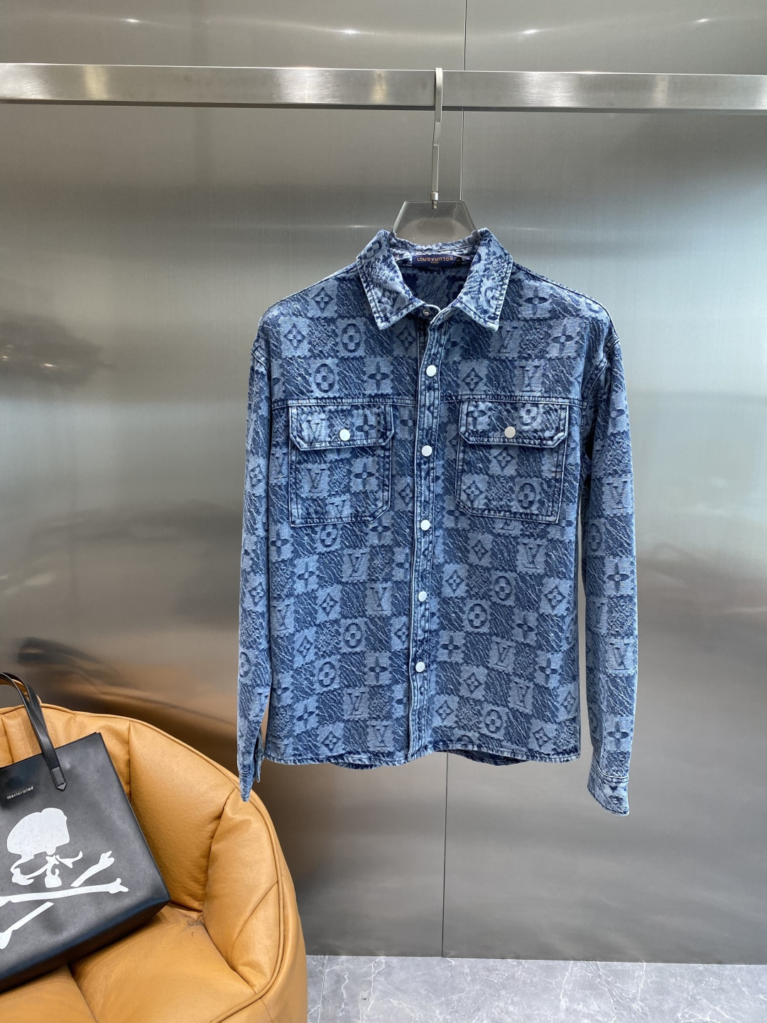 NO:937021,'Donkey Family' LV denim jacket, a new fashionable look of classic presbyopia. The classic presbyopia pattern is printed all over, retro and fashionable, instantly enhancing the recognition of the overall look. The lapel design is neat and stylish, and the double pockets are practical and beautiful. The buttons are full of texture and the details show quality. M-3XL,, louis vuitton, louis vuitton, louis vuitton, jackets & coats,19860909《驴家》 LV 牛仔外套,经典老花的时尚新姿 满印的经典老花图案,复古又时尚,瞬间提升整体造型的辨识度.翻领设计利落有型,双口袋实用又美观.纽扣质感十足,细节处尽显品质.M-3XL,,louis vuitton,louis vuitton,louis vuitton,jackets & coats,,Men's clothing