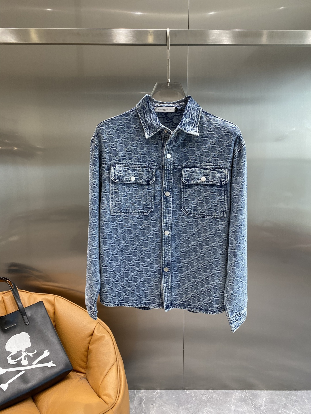 NO:937023,'Dijia' denim jacket, a classic new fashion look. The classic pattern printed all over is retro and fashionable, instantly enhancing the recognition of the overall look. The lapel design is neat and stylish, and the double pockets are practical and beautiful. The buttons are full of texture, and the details show quality. M-3XL,, dior, jackets & coats,19860909《迪家》 牛仔外套,经典的时尚新姿 满印的经典图案,复古又时尚,瞬间提升整体造型的辨识度.翻领设计利落有型,双口袋实用又美观.纽扣质感十足,细节处尽显品质.M-3XL,,dior,jackets & coats,,Men's clothing