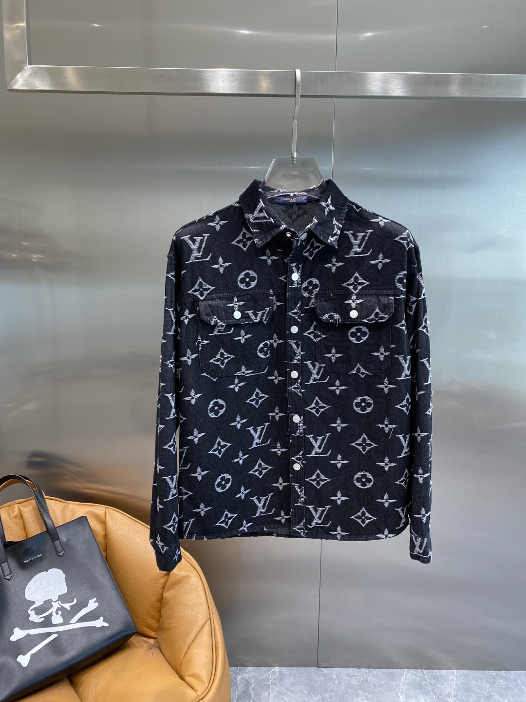 NO:937025,'Donkey Family' LV denim jacket, a new fashionable look of classic presbyopia. The classic presbyopia pattern is printed all over, retro and fashionable, instantly enhancing the recognition of the overall look. The lapel design is neat and stylish, and the double pockets are practical and beautiful. The buttons are full of texture and the details show quality. M-3XL,, louis vuitton, louis vuitton, louis vuitton, jackets & coats,19860909《驴家》 LV 牛仔外套,经典老花的时尚新姿 满印的经典老花图案,复古又时尚,瞬间提升整体造型的辨识度.翻领设计利落有型,双口袋实用又美观.纽扣质感十足,细节处尽显品质.M-3XL,,louis vuitton,louis vuitton,louis vuitton,jackets & coats,,Men's clothing
