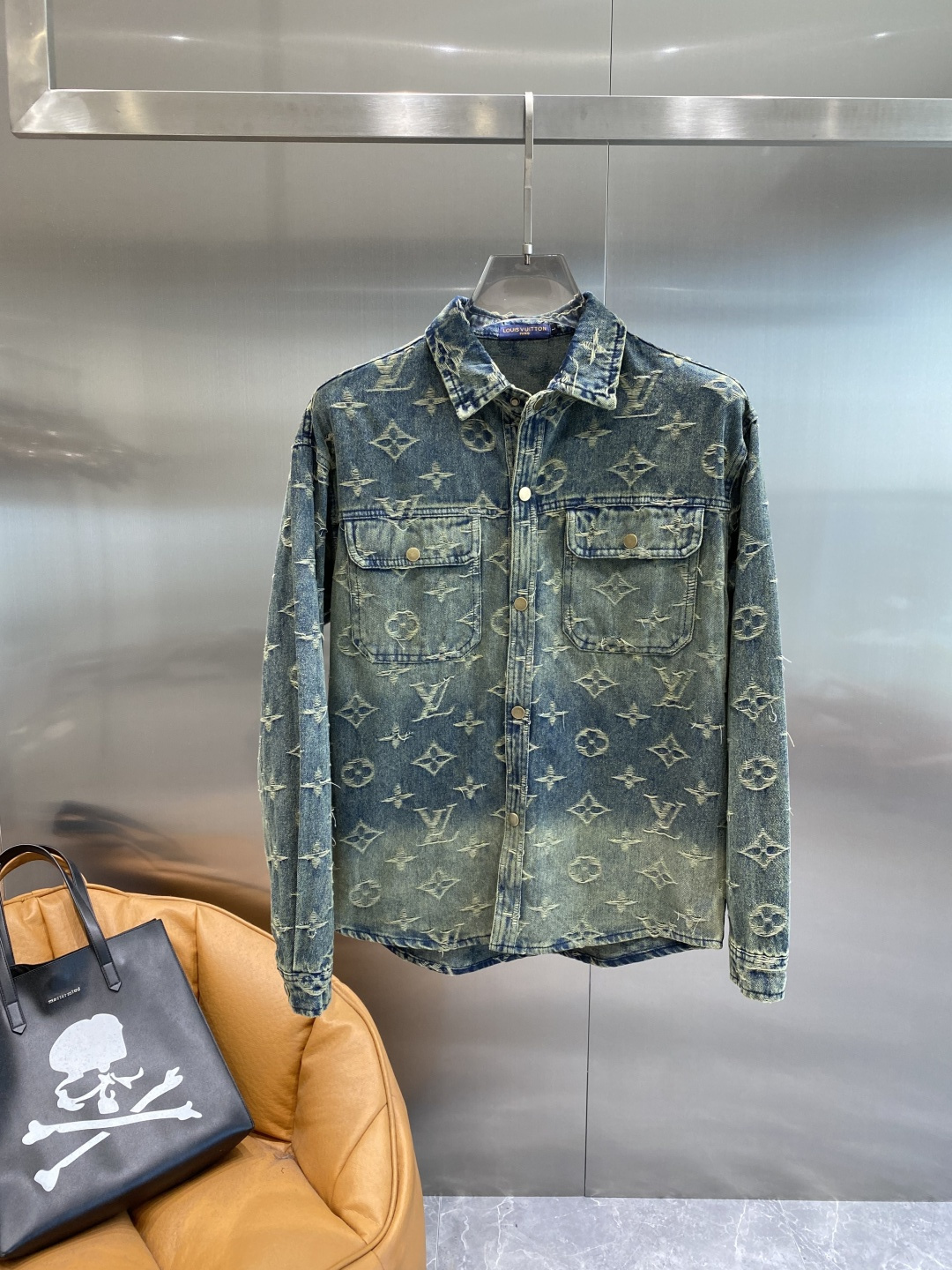 NO:937027,'Donkey Family' LV denim jacket, a new fashionable look of classic presbyopia. The classic presbyopia pattern is printed all over, retro and fashionable, instantly enhancing the recognition of the overall look. The lapel design is neat and stylish, and the double pockets are practical and beautiful. The buttons are full of texture and the details show quality. M-3XL,, louis vuitton, louis vuitton, louis vuitton, jackets & coats,19860909《驴家》 LV 牛仔外套,经典老花的时尚新姿 满印的经典老花图案,复古又时尚,瞬间提升整体造型的辨识度.翻领设计利落有型,双口袋实用又美观.纽扣质感十足,细节处尽显品质.M-3XL,,louis vuitton,louis vuitton,louis vuitton,jackets & coats,,Men's clothing