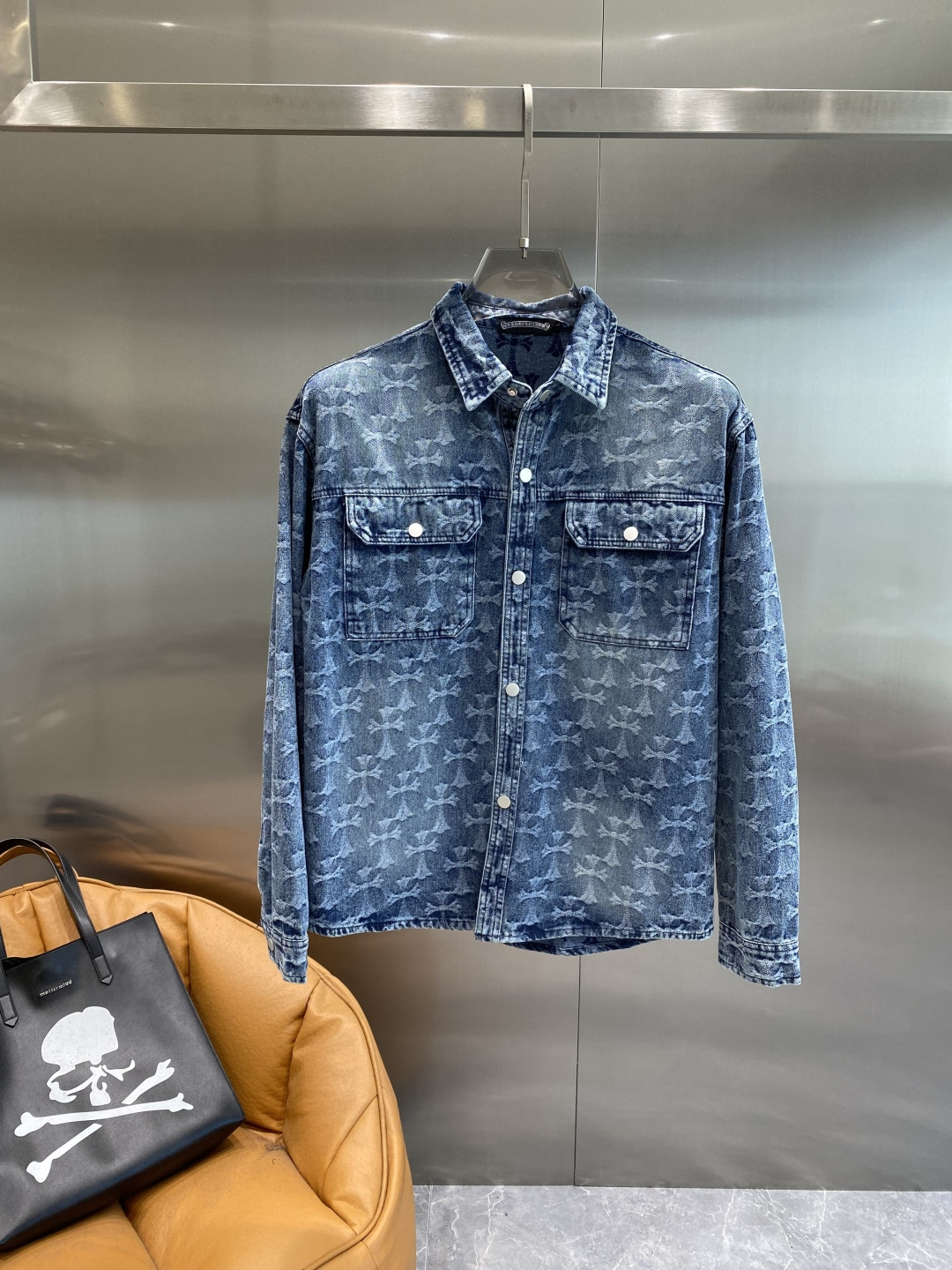 NO:910920,'Kejia' denim jacket, a new classic fashion appearance. The classic pattern printed all over is retro and fashionable, instantly enhancing the recognition of the overall shape. The lapel design is neat and stylish, and the double pockets are practical and beautiful. The buttons are full of texture and the details show quality. M-3XL,,jackets & coats,19860909《克家》 牛仔外套,经典的时尚新姿 满印的经典图案,复古又时尚,瞬间提升整体造型的辨识度.翻领设计利落有型,双口袋实用又美观.纽扣质感十足,细节处尽显品质.M-3XL,,jackets & coats,,Men's clothing