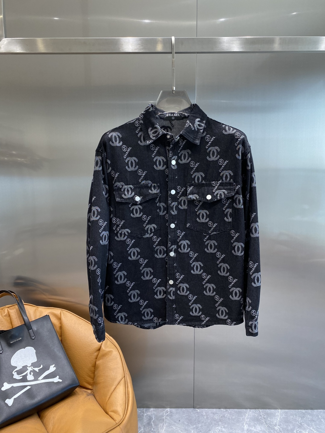 NO:910912,'Xiangjia' denim jacket, a classic new fashion appearance. The classic pattern printed all over is retro and fashionable, instantly enhancing the recognition of the overall look. The lapel design is neat and stylish, and the double pockets are practical and beautiful. The buttons are full of texture and the details show quality. M-3XL,,chanel,jackets & coats,19860909《香家》 牛仔外套,经典的时尚新姿 满印的经典图案,复古又时尚,瞬间提升整体造型的辨识度.翻领设计利落有型,双口袋实用又美观.纽扣质感十足,细节处尽显品质.M-3XL,,chanel,jackets & coats,,Men's clothing